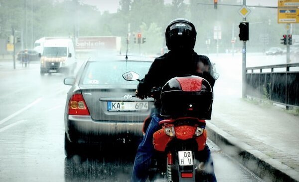 How to see when riding a motorcycle in the rain